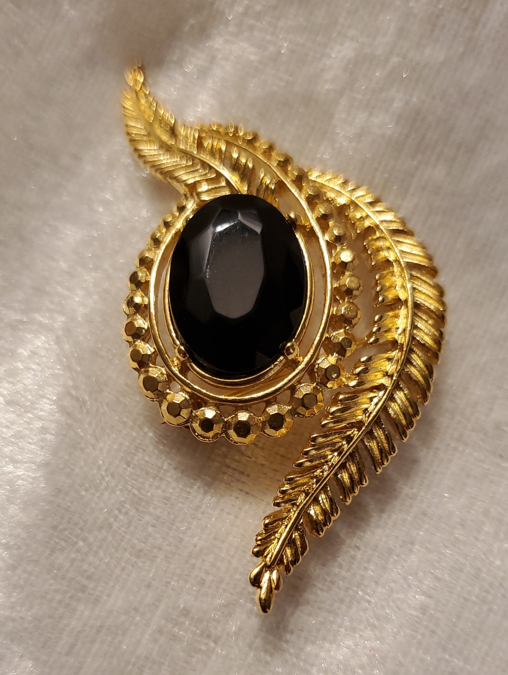 Vintage CROWN TRIFARI Signed Gold Tone Leaf Faux Black Onyx Glass Center Brooch
